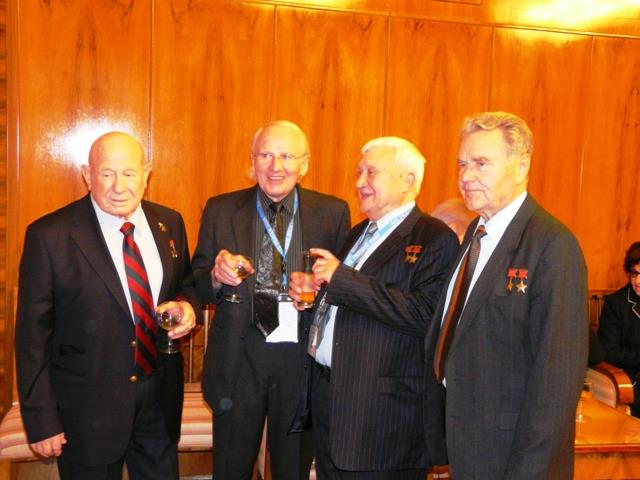Důkaz letitého přátelství – setkání na ASE Praha, 2009: zleva A. Leonov, Vance Brand, A. Filipčenko a V. Šatalov (foto: autor)
